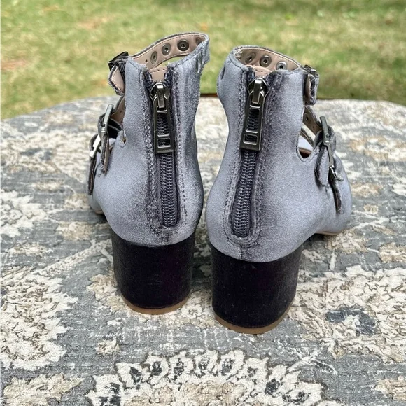 NIB Gorgeous Silver/Slate Grey Three Strap Pump - Size 6 - Picture 6 of 11